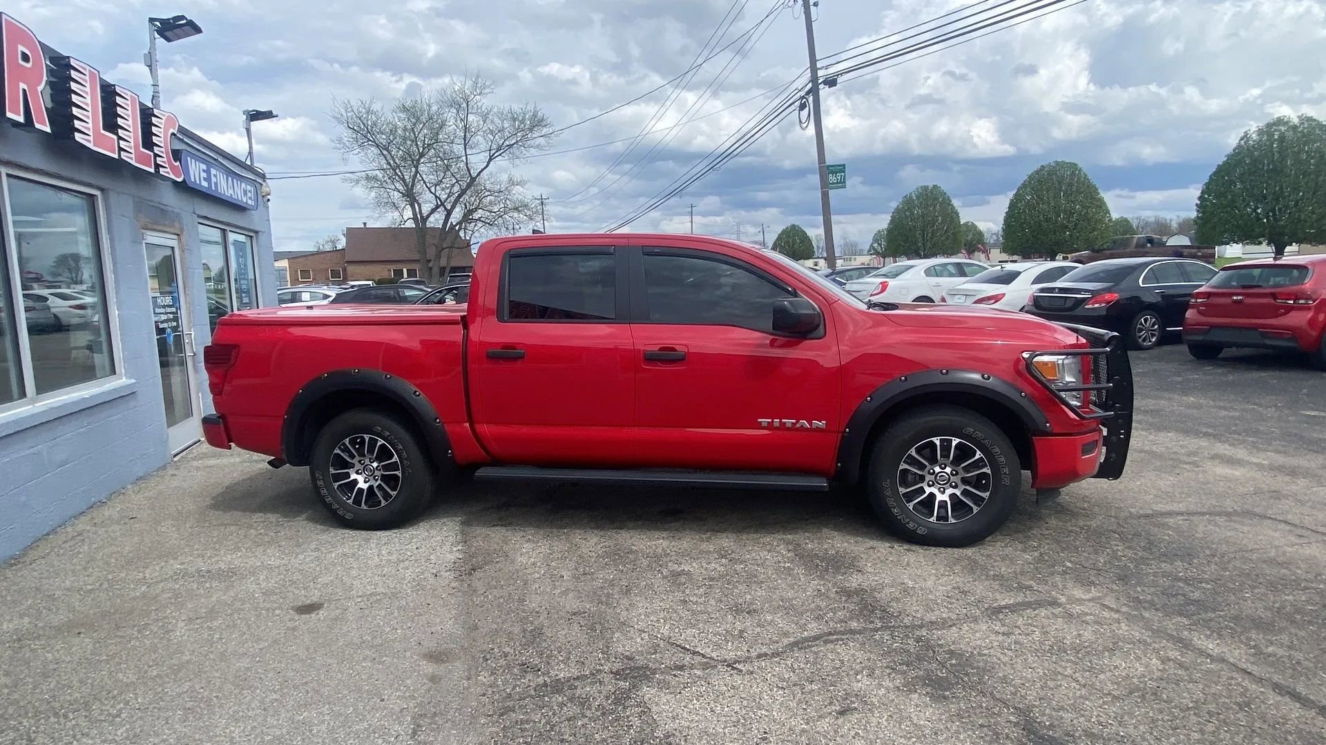 Used 2022 Nissan Titan SV AWD/4WD image 4