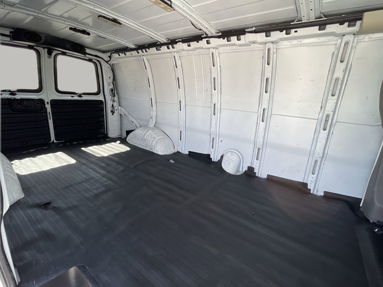 Used 2017 Chevrolet Express 3500 Extended image 17