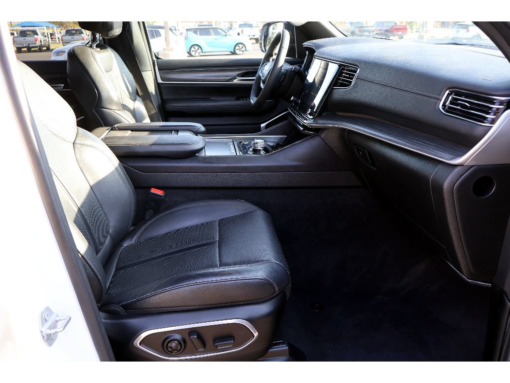 Used 2023 Jeep Wagoneer Series III w/ Preferred Equipment Group AWD/4WD image 19