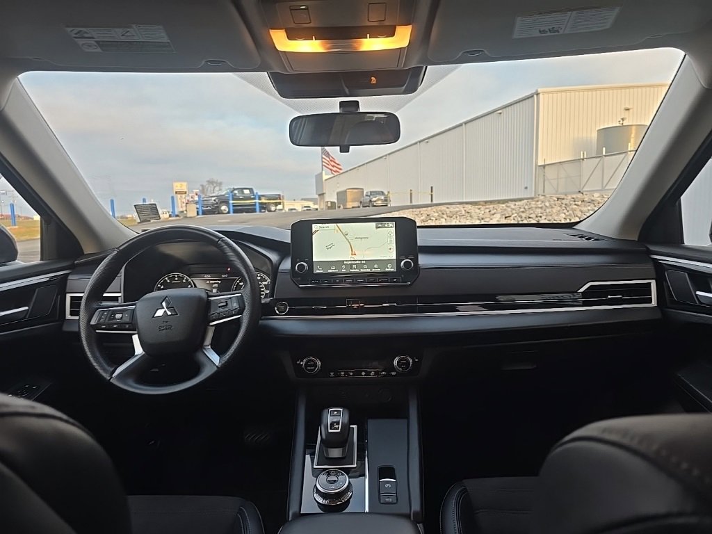 Used 2024 Mitsubishi Outlander SE Black Edition image 26