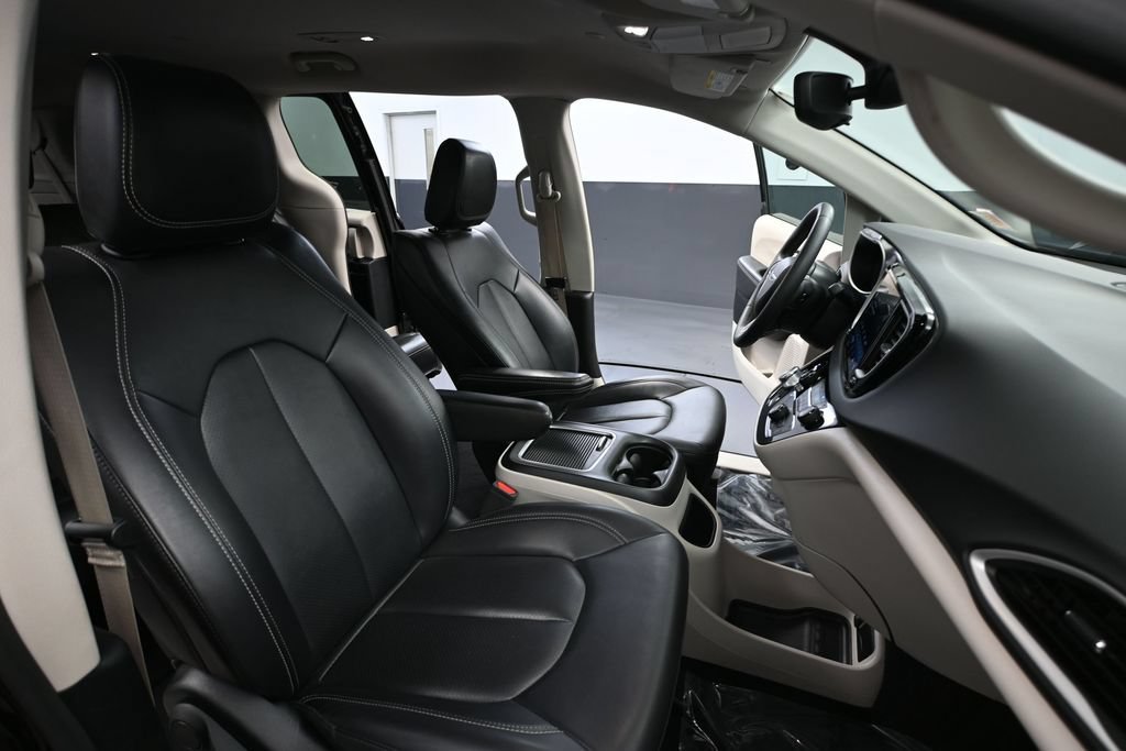 Used 2024 Chrysler Pacifica Touring-L FWD image 38