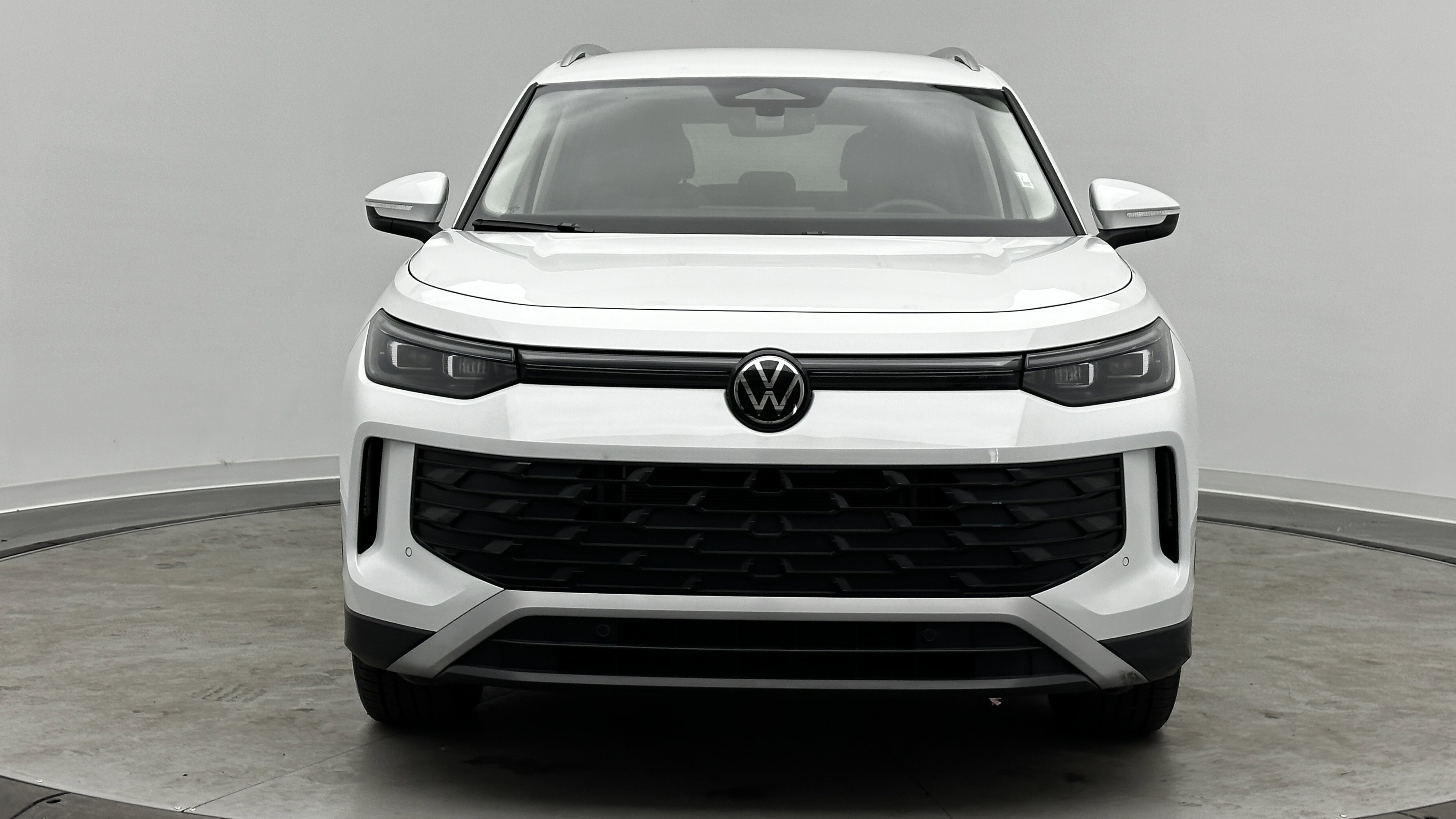 Used 2025 Volkswagen Tiguan S image 2