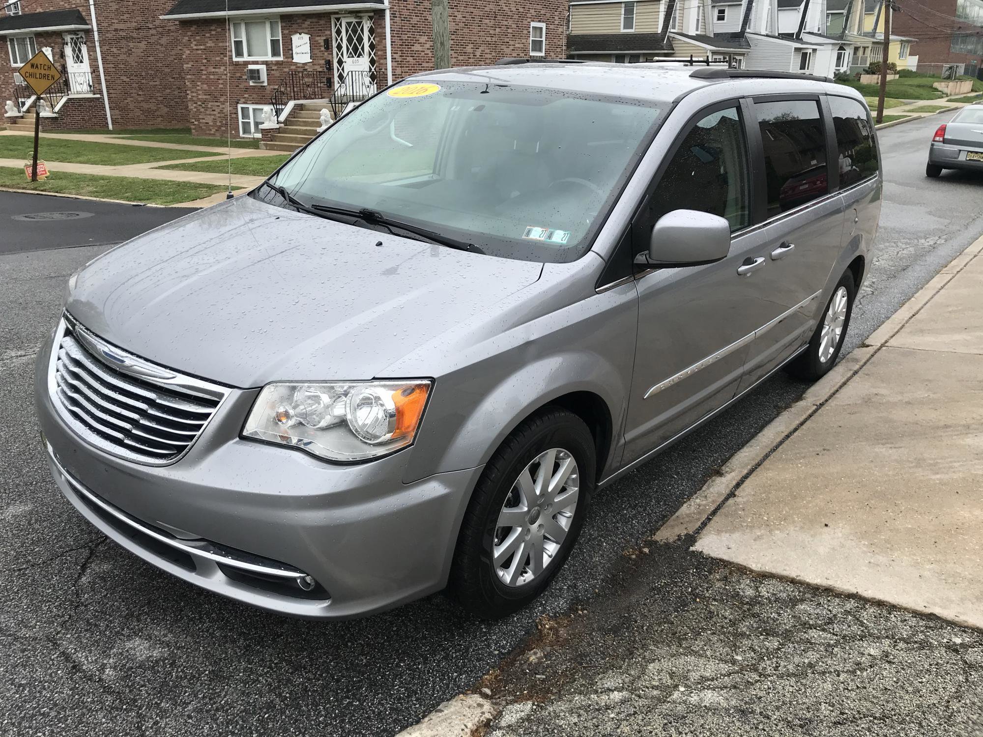 Used 2016 Chrysler Town & Country Touring FWD image 4