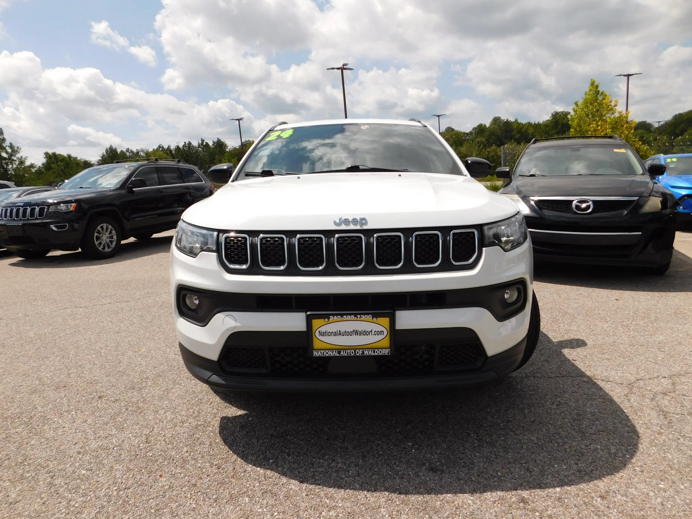 Used 2024 Jeep Compass Latitude AWD/4WD image 3