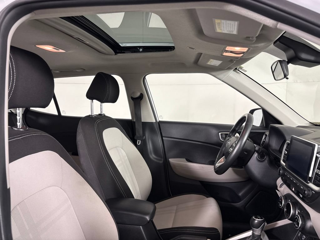 Used 2025 Hyundai Venue SEL FWD image 17