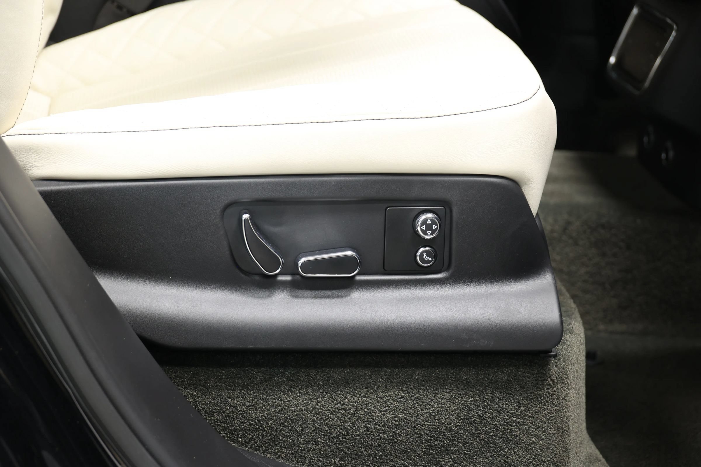 Used 2017 Bentley Bentayga AWD/4WD image 75