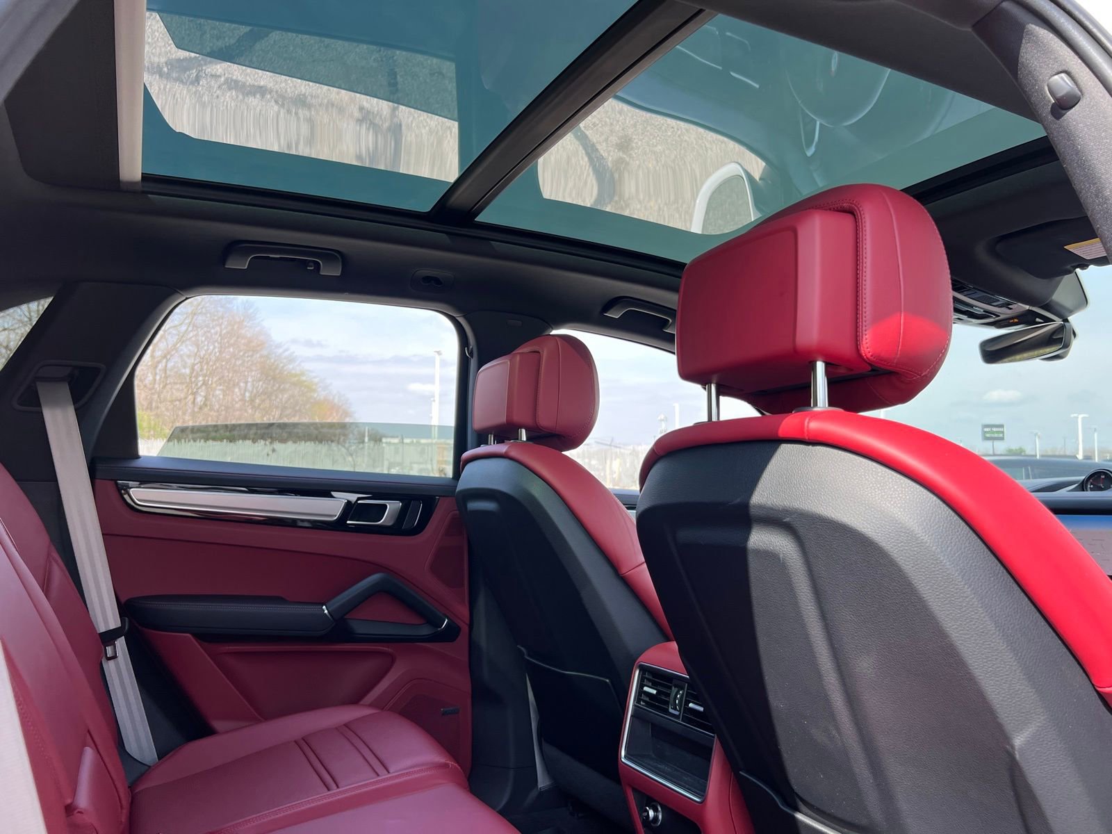 Certified 2022 Porsche Cayenne Platinum Edition image 21