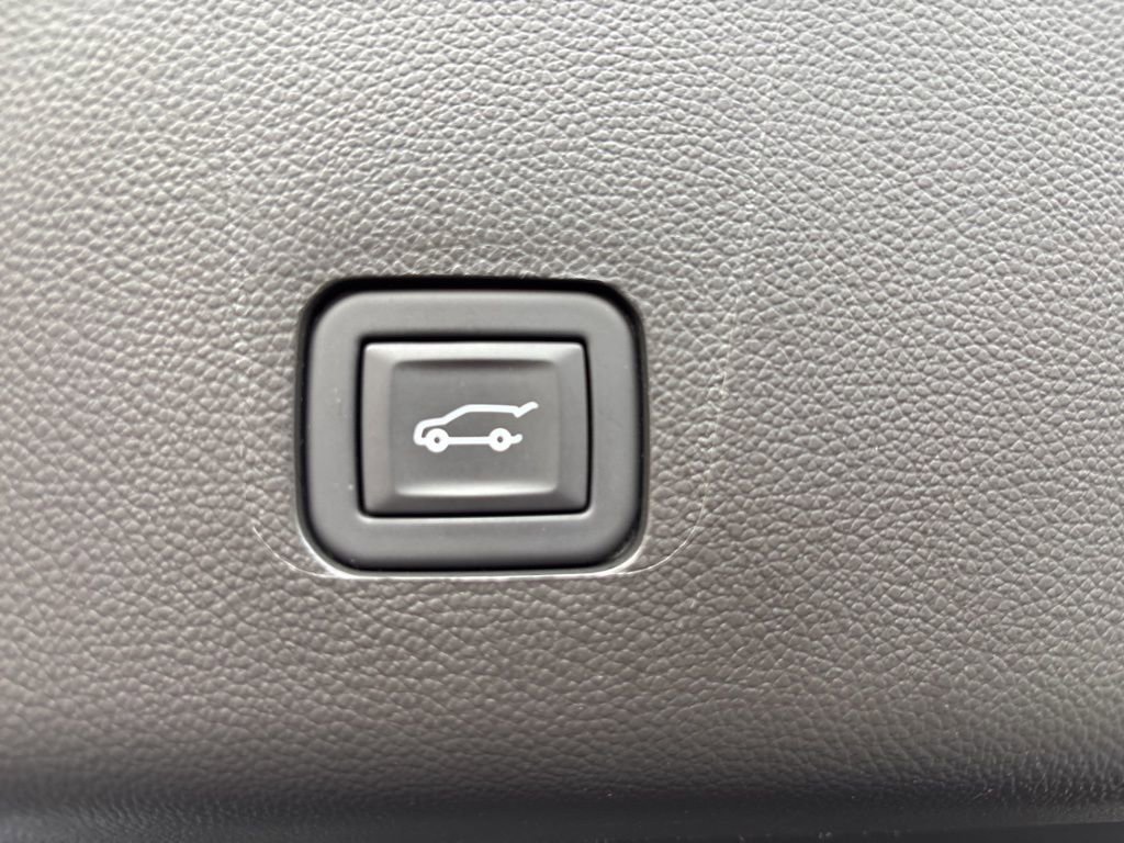 Used 2023 Chevrolet Traverse LT AWD/4WD image 39