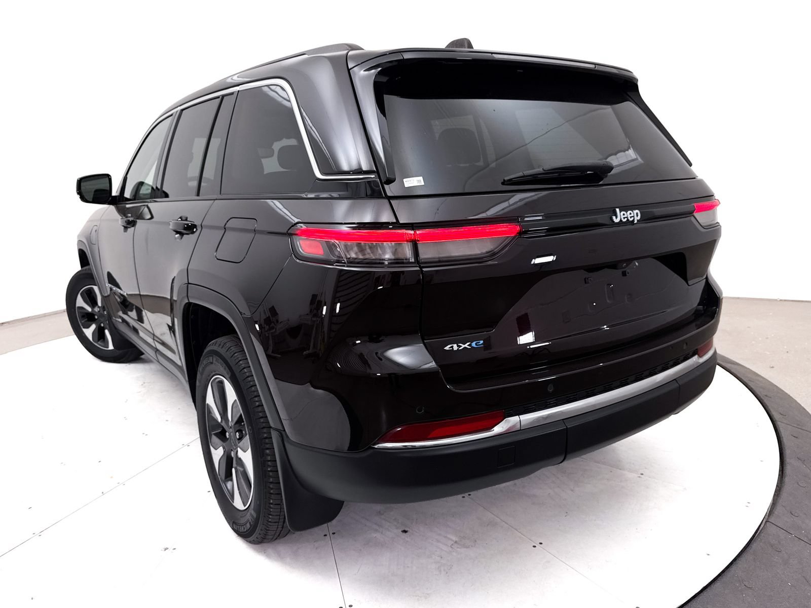 Used 2022 Jeep Grand Cherokee Limited 4xe w/ MOPAR Finishing Package AWD/4WD image 9