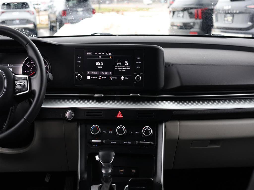 Used 2023 Kia Carnival LX image 11
