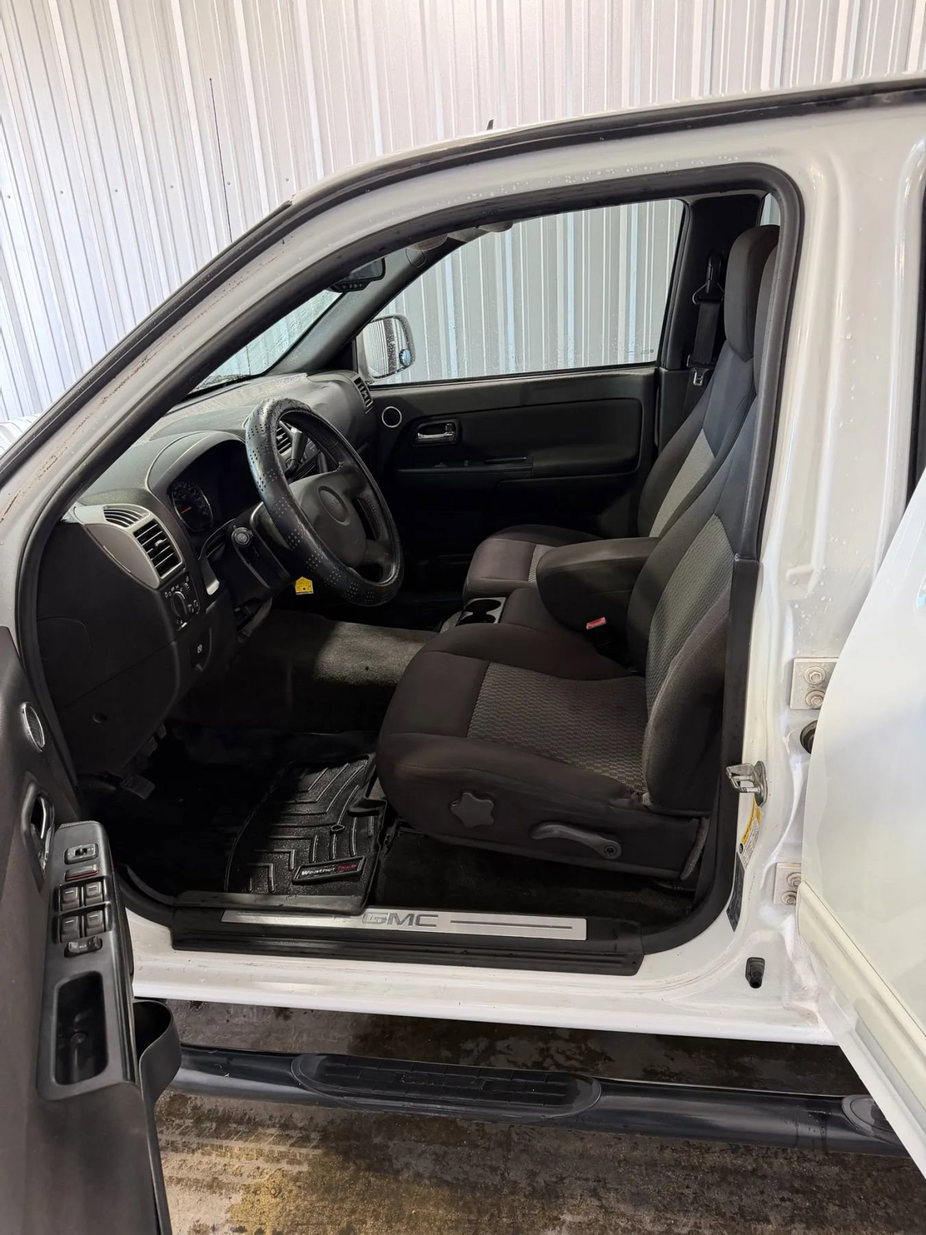 Used 2011 GMC Canyon SLE image 9