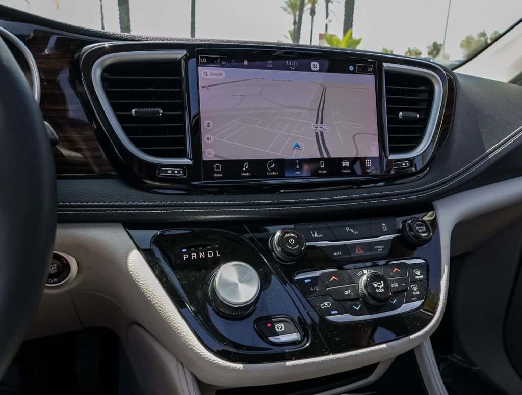 Used 2023 Chrysler Pacifica Limited FWD image 28