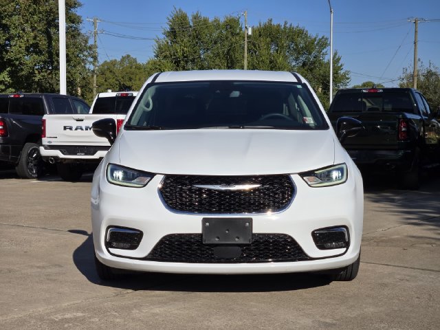 Used 2024 Chrysler Pacifica Touring-L FWD image 2