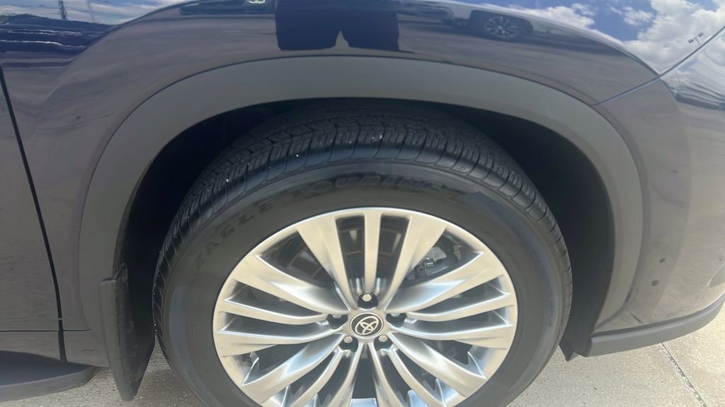 Used 2025 Toyota Highlander Platinum image 18