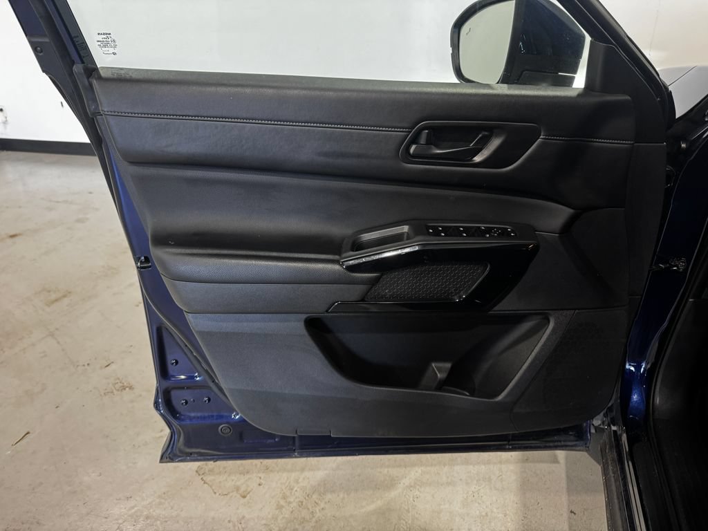 Used 2025 Nissan Pathfinder SV AWD/4WD image 17