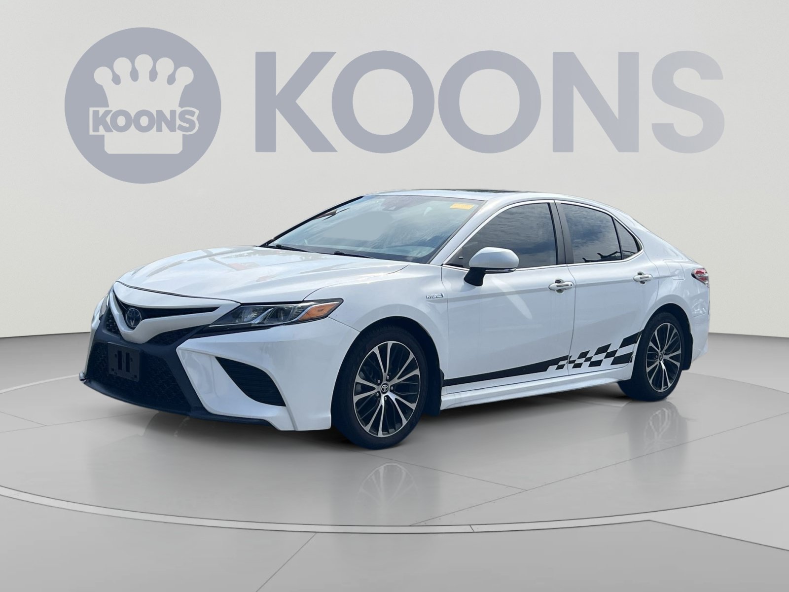 Used 2020 Toyota Camry SE w/ Sunroof Package FWD image 1