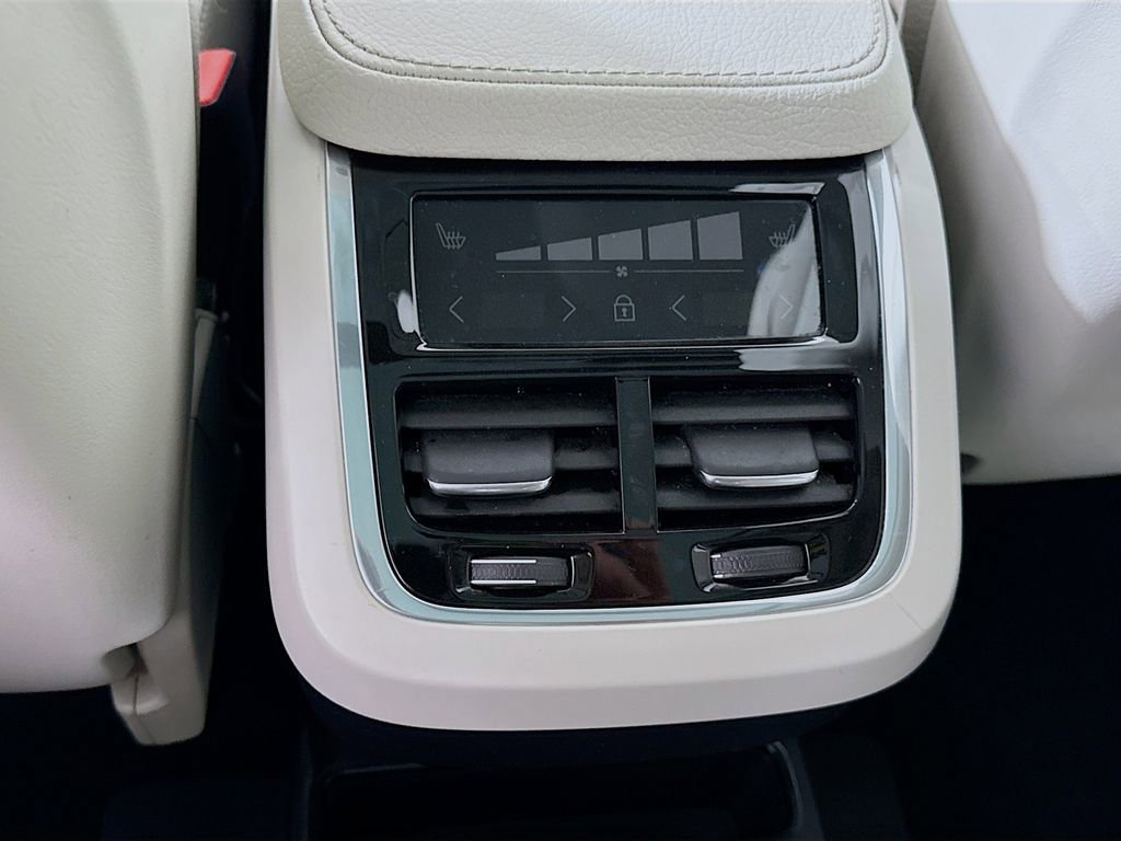 Used 2022 Volvo XC90 T6 Momentum w/ Climate Package image 29