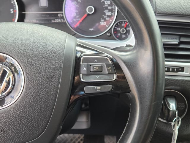 Used 2013 Volkswagen Touareg TDI image 21