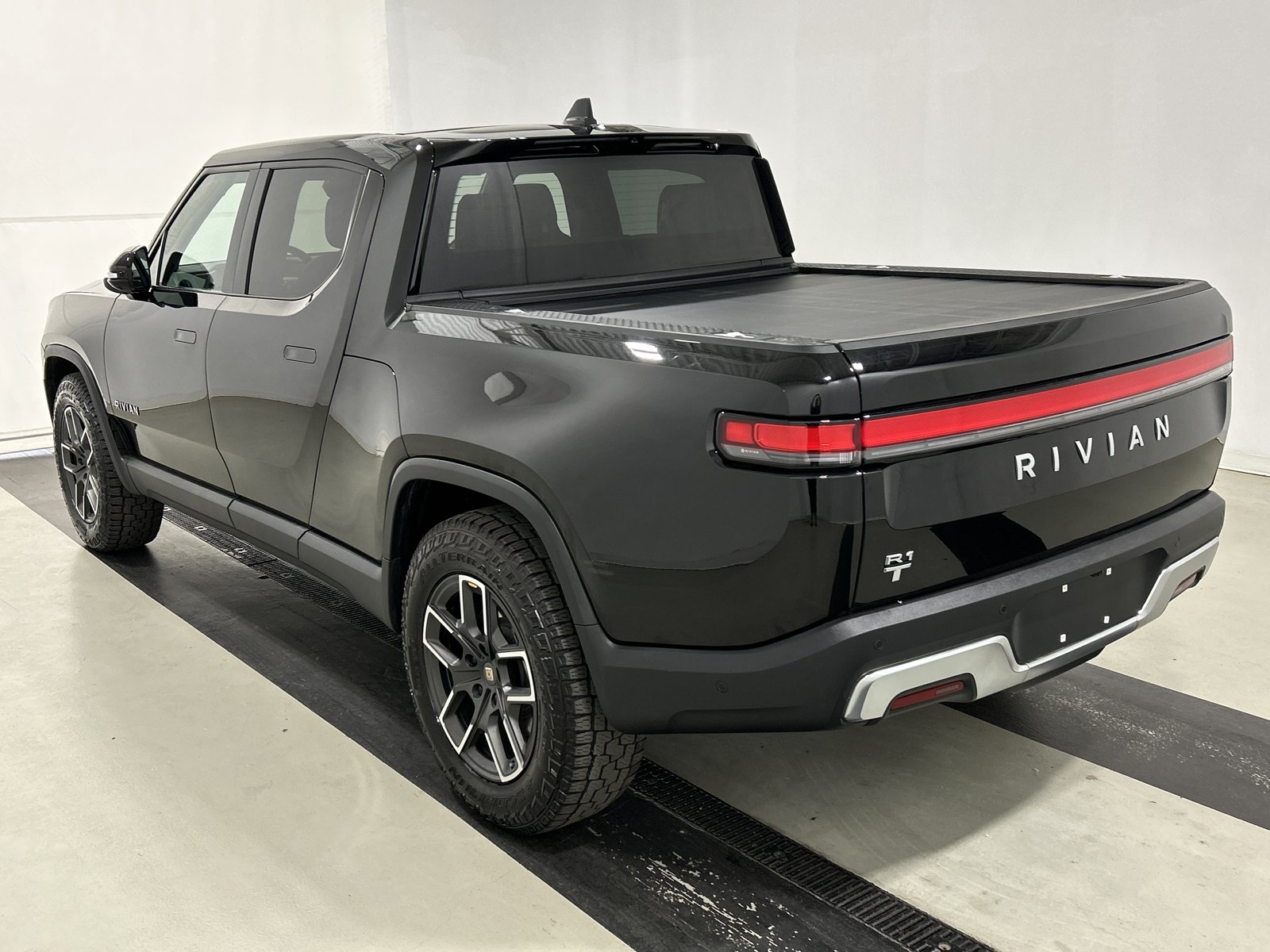 Used 2025 Rivian R1T Adventure AWD/4WD image 3