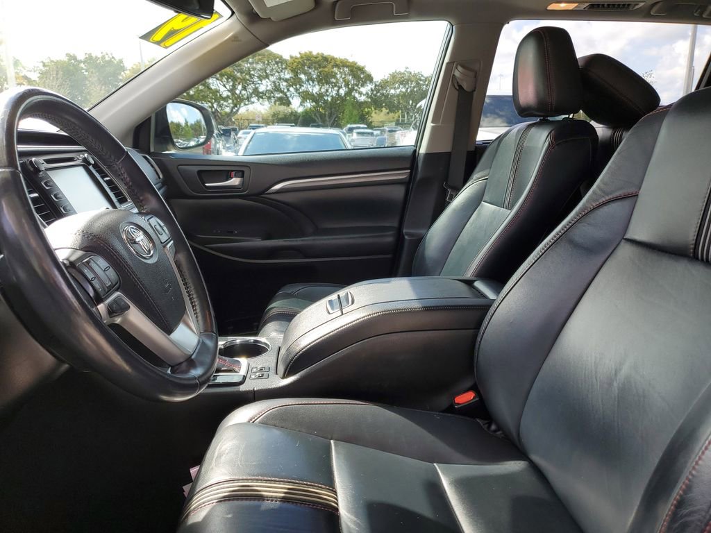 Used 2019 Toyota Highlander SE w/ Nightshade Edition image 22