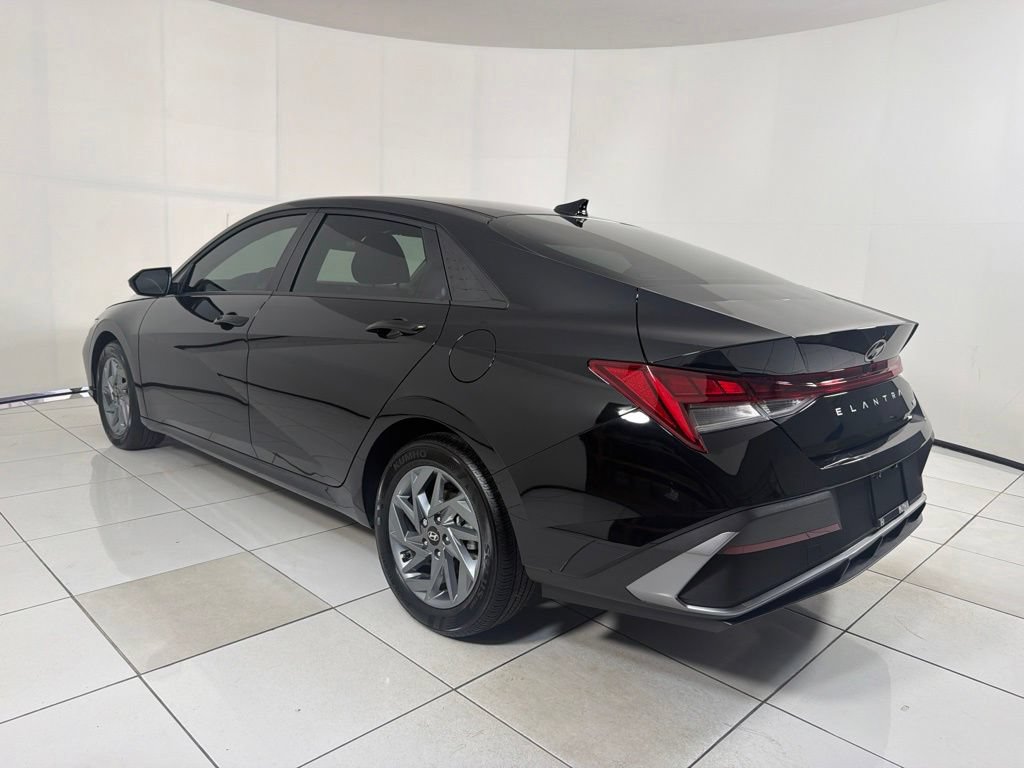 Used 2025 Hyundai Elantra Hybrid FWD image 7