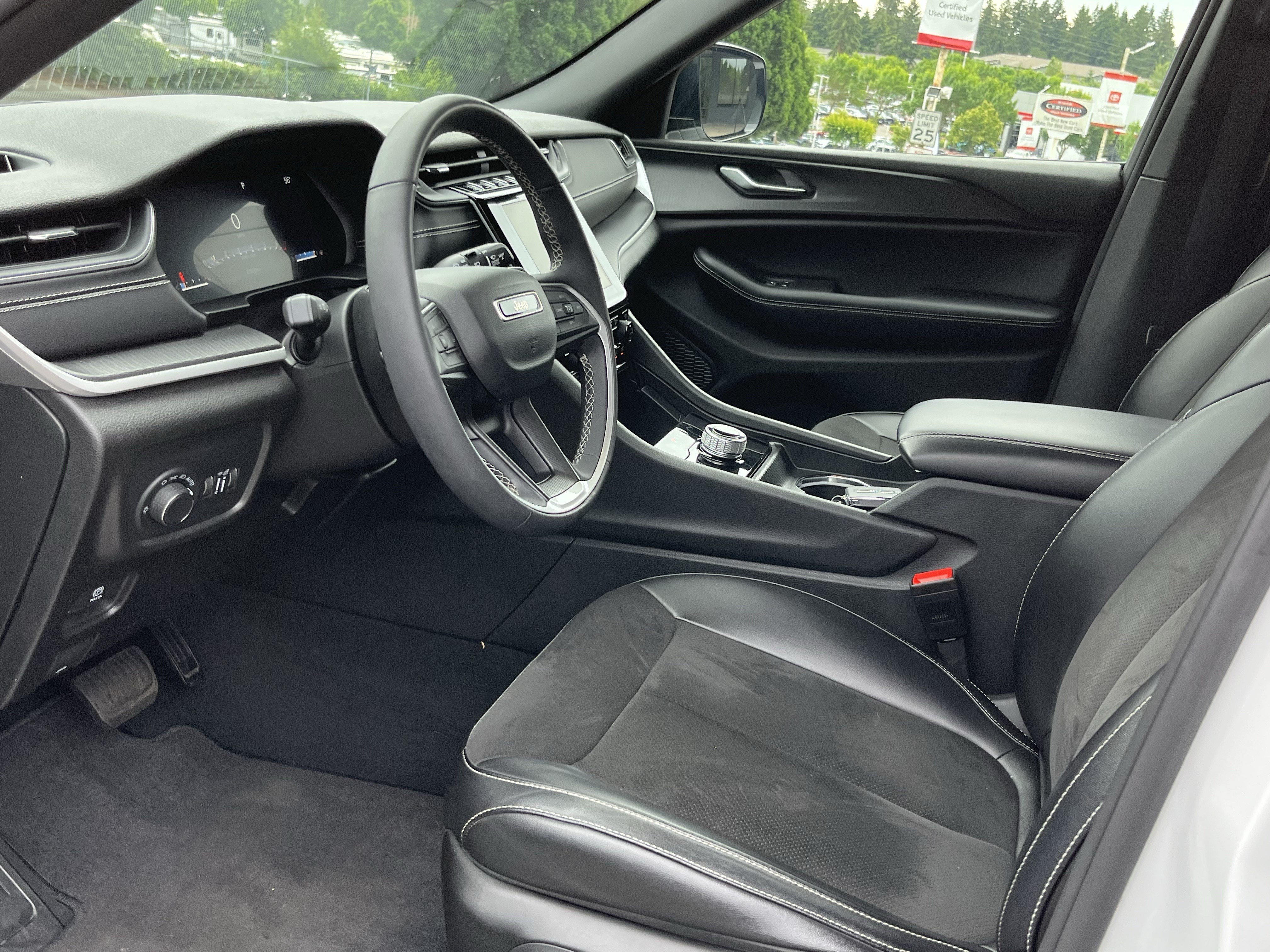 Used 2023 Jeep Grand Cherokee Altitude AWD/4WD image 10