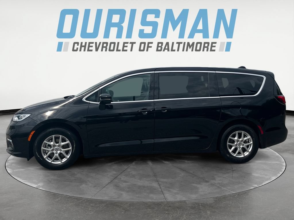 Used 2025 Chrysler Pacifica Select FWD image 3