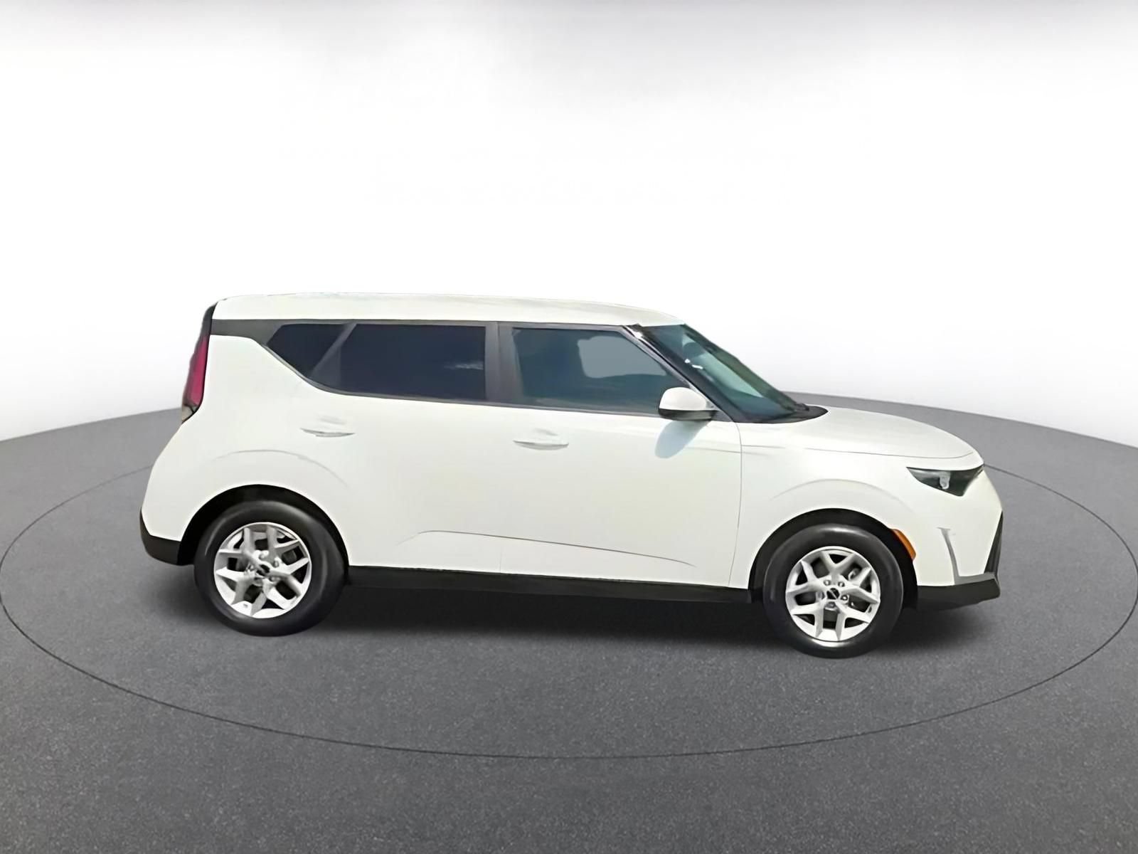 Used 2025 Kia Soul LX w/ LX Technology Package FWD image 4