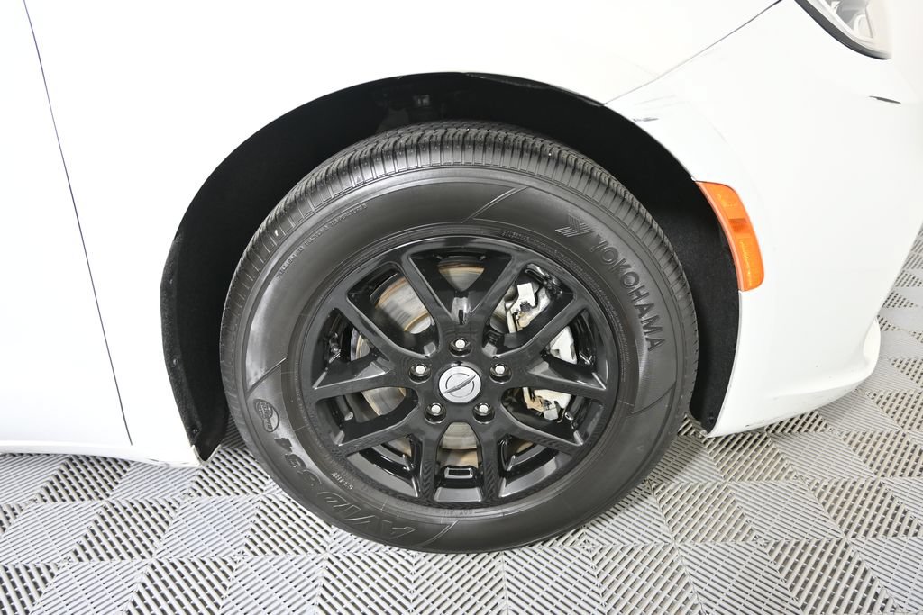 Used 2024 Chrysler Pacifica Touring FWD image 11