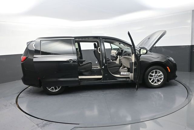 Used 2023 Chrysler Voyager LX image 35