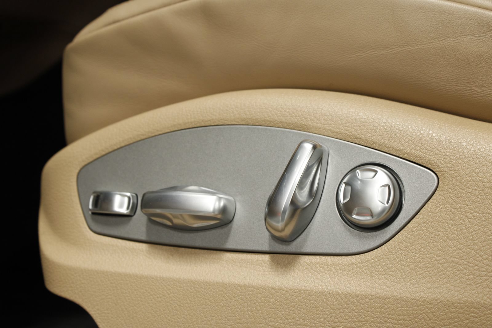 Certified 2025 Porsche Macan AWD/4WD image 32