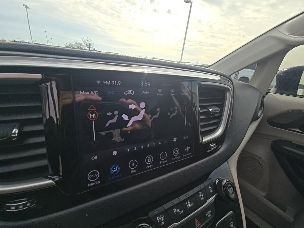 Used 2020 Chrysler Pacifica Touring w/ Advanced Safetytec Group image 17