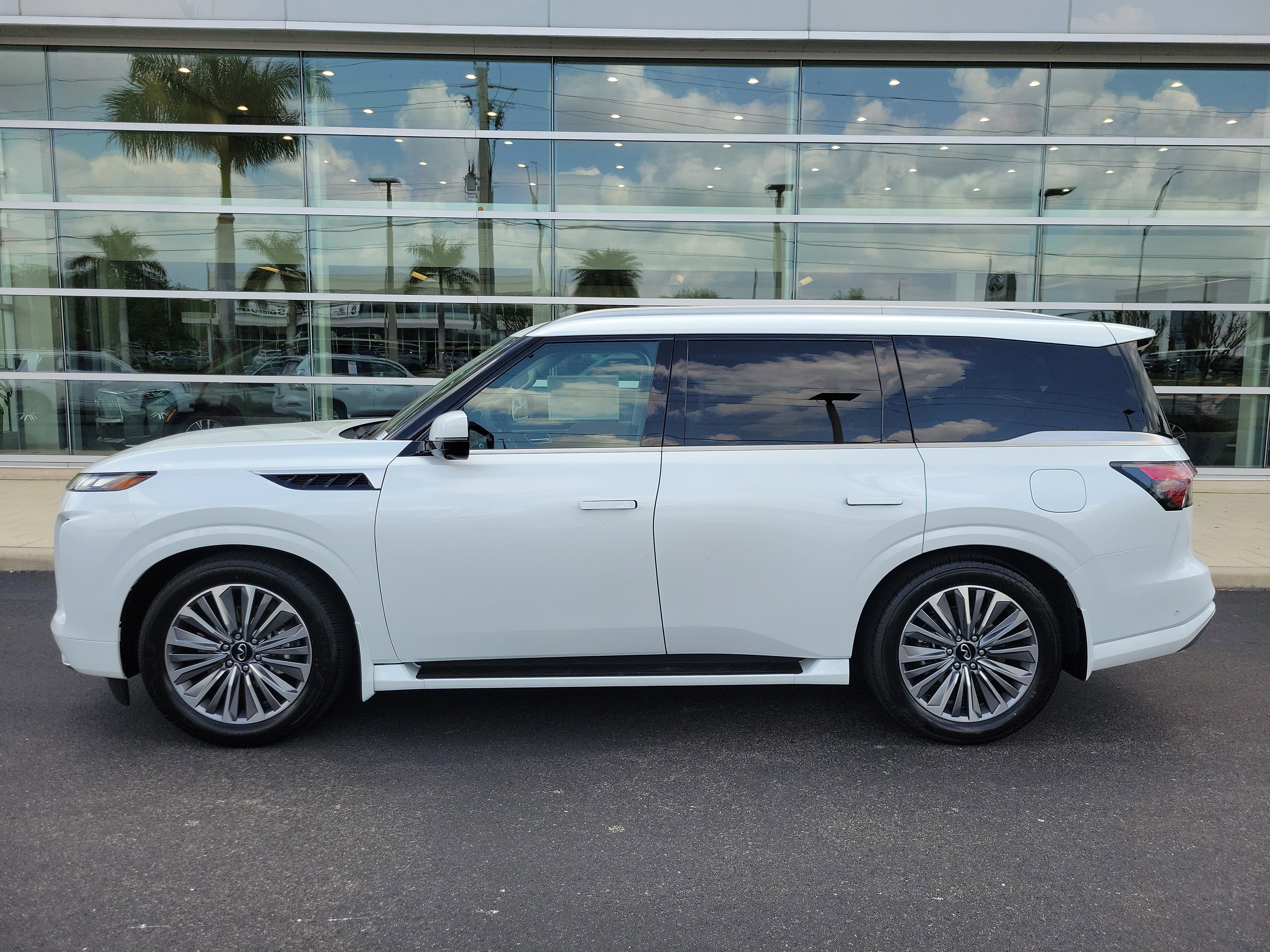 New 2026 INFINITI QX80 Luxe image 7