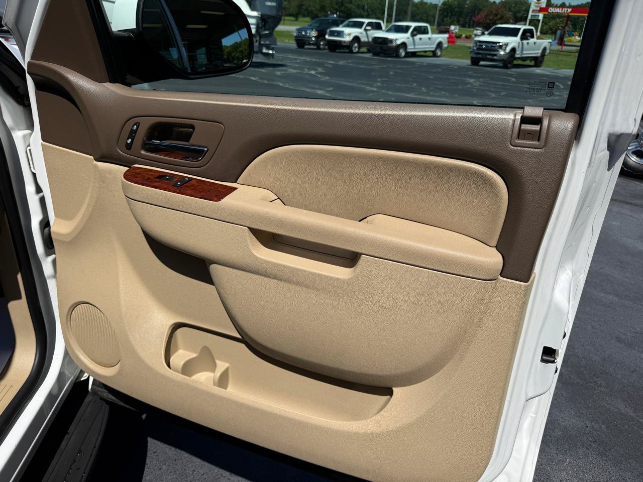 Used 2010 Chevrolet Tahoe LT w/ Luxury Package RWD image 13
