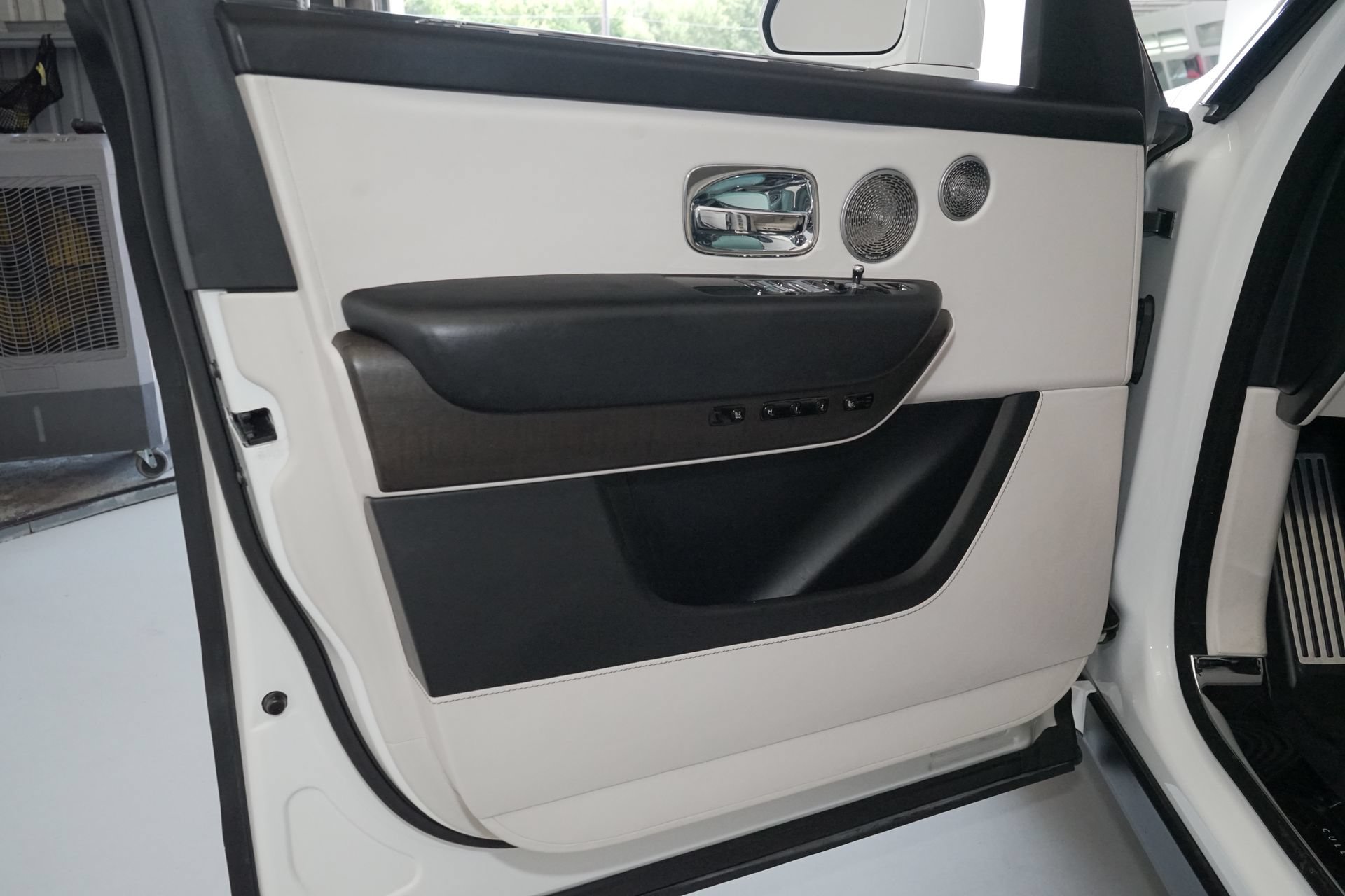 Used 2019 Rolls-Royce Cullinan AWD/4WD image 30