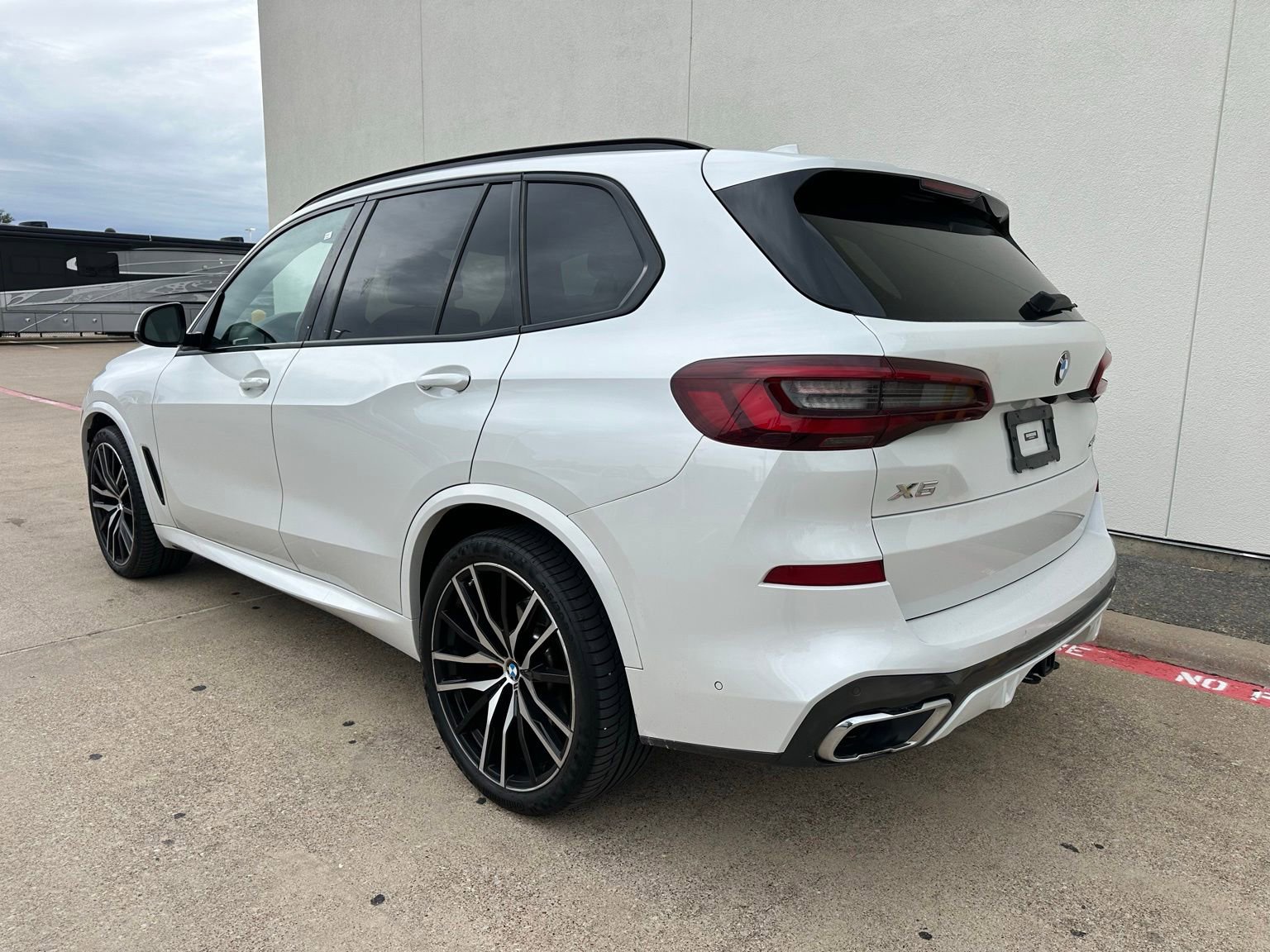 Used 2022 BMW X5 sDrive40i w/ M Sport Package RWD image 3