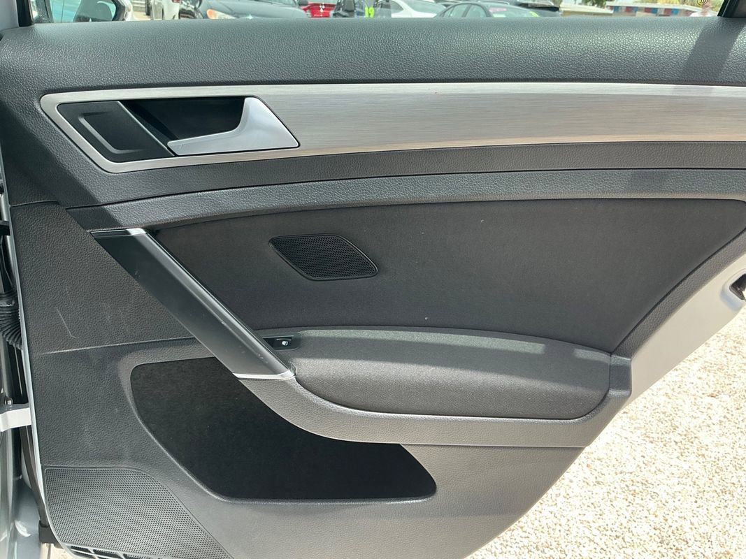 Used 2016 Volkswagen Golf S image 16