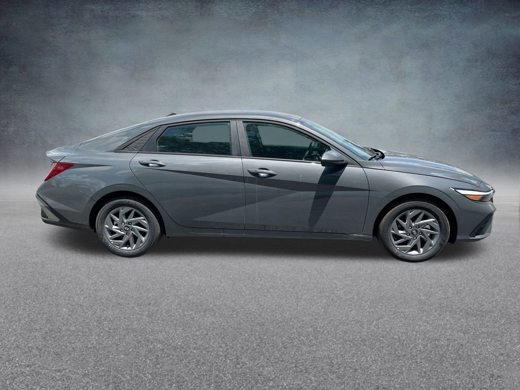 Used 2025 Hyundai Elantra Blue image 34