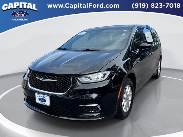 Used 2025 Chrysler Pacifica Select