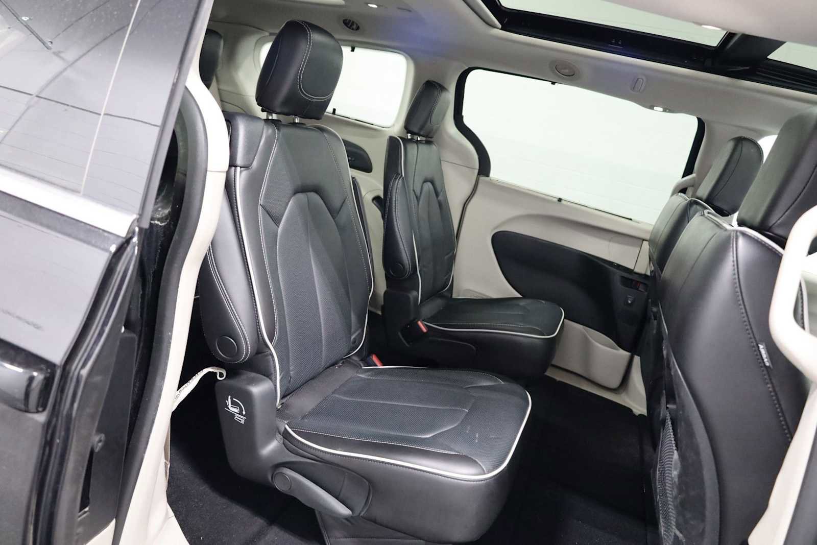 Used 2021 Chrysler Pacifica Limited AWD/4WD image 33