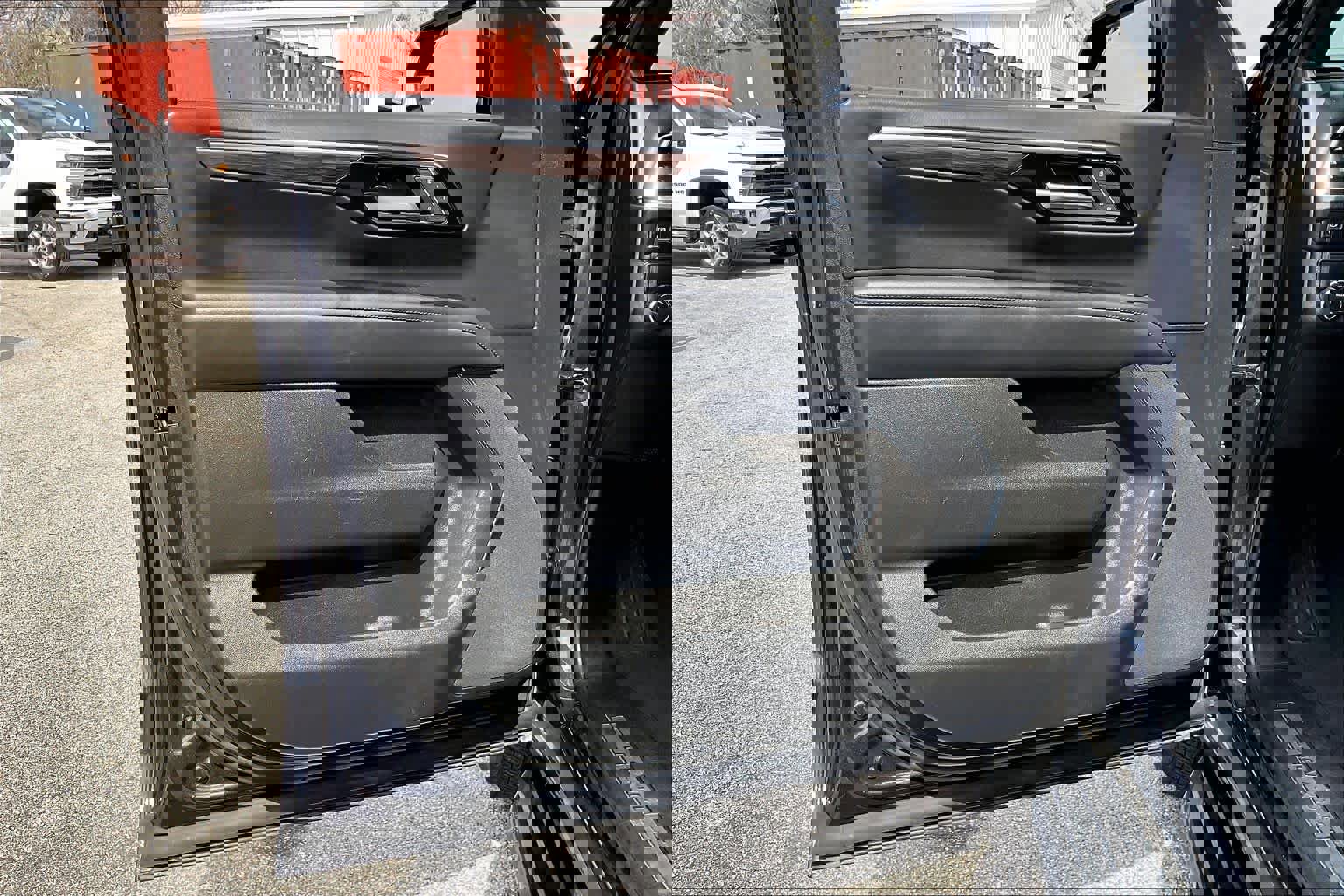 Used 2025 Chevrolet Suburban LT image 21