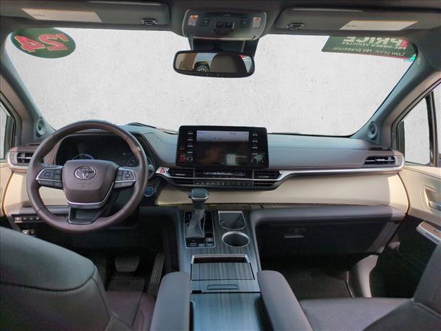 Used 2024 Toyota Sienna Platinum AWD/4WD image 18