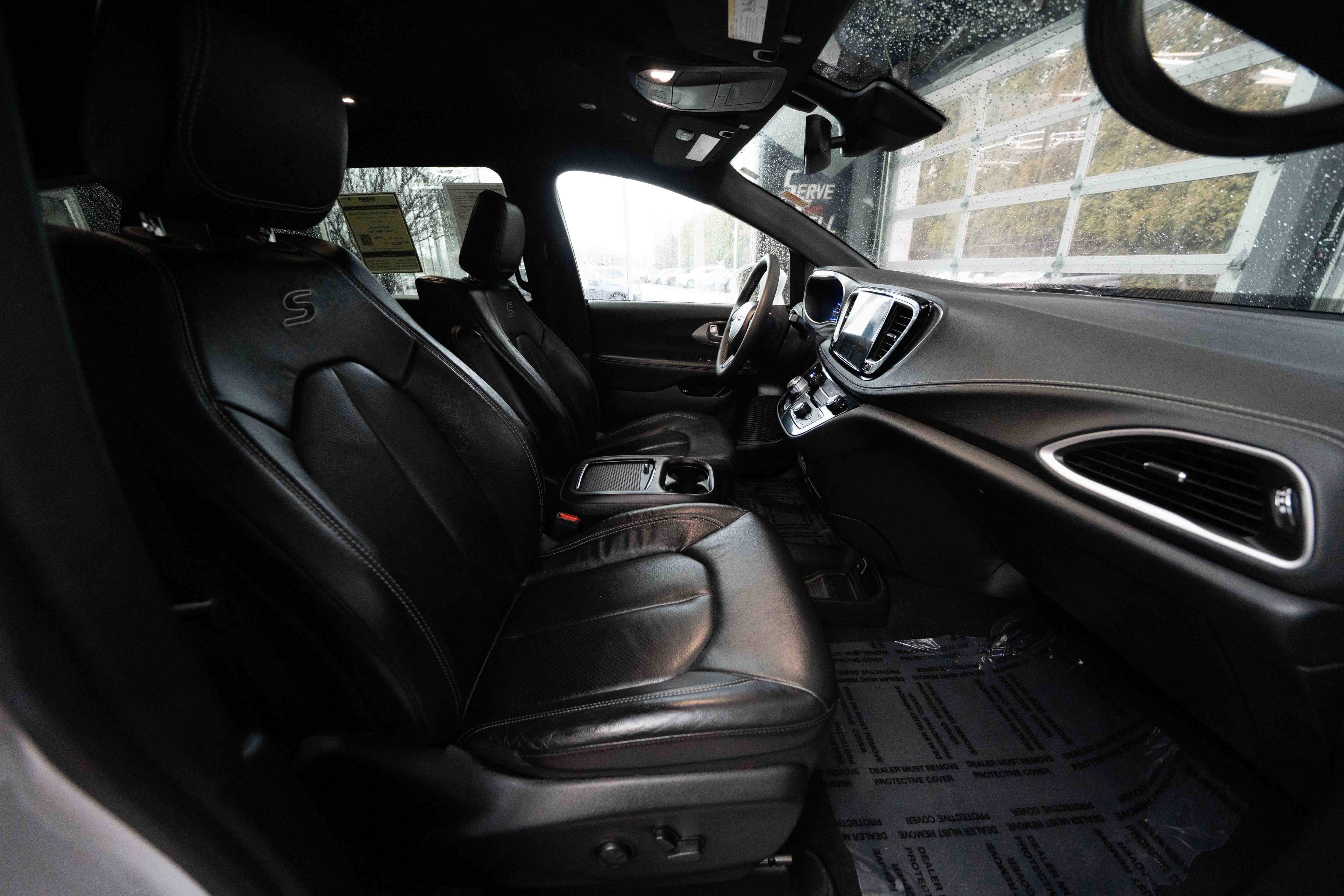 Used 2022 Chrysler Pacifica Touring-L w/ Uconnect Theater Family Group image 27