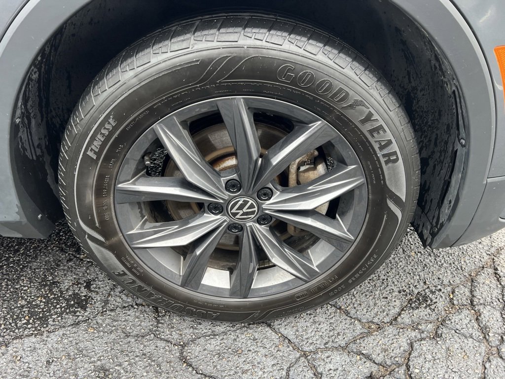 Used 2022 Volkswagen Tiguan SE w/ Panoramic Sunroof Package image 37