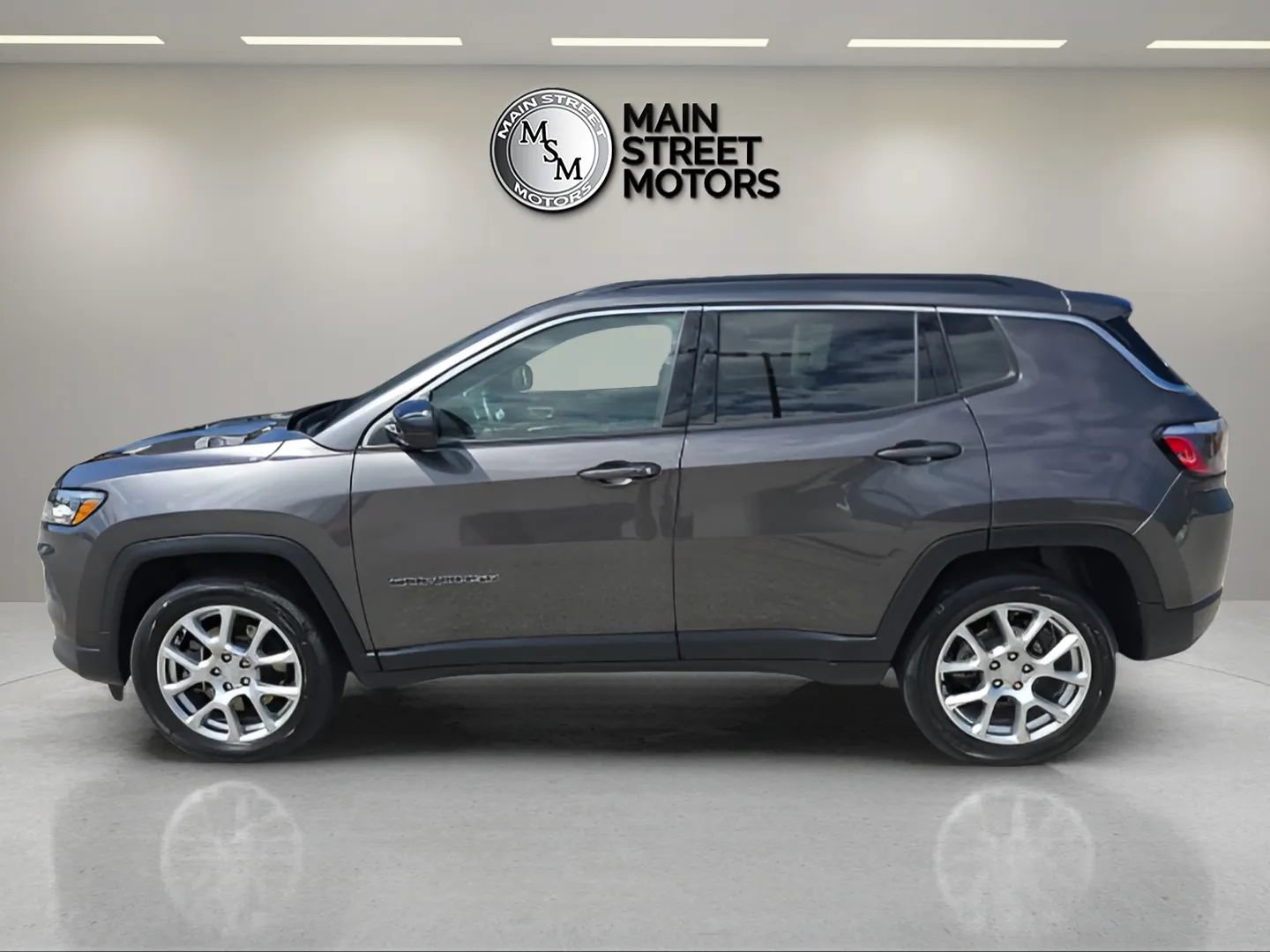 Used 2023 Jeep Compass Latitude AWD/4WD image 2