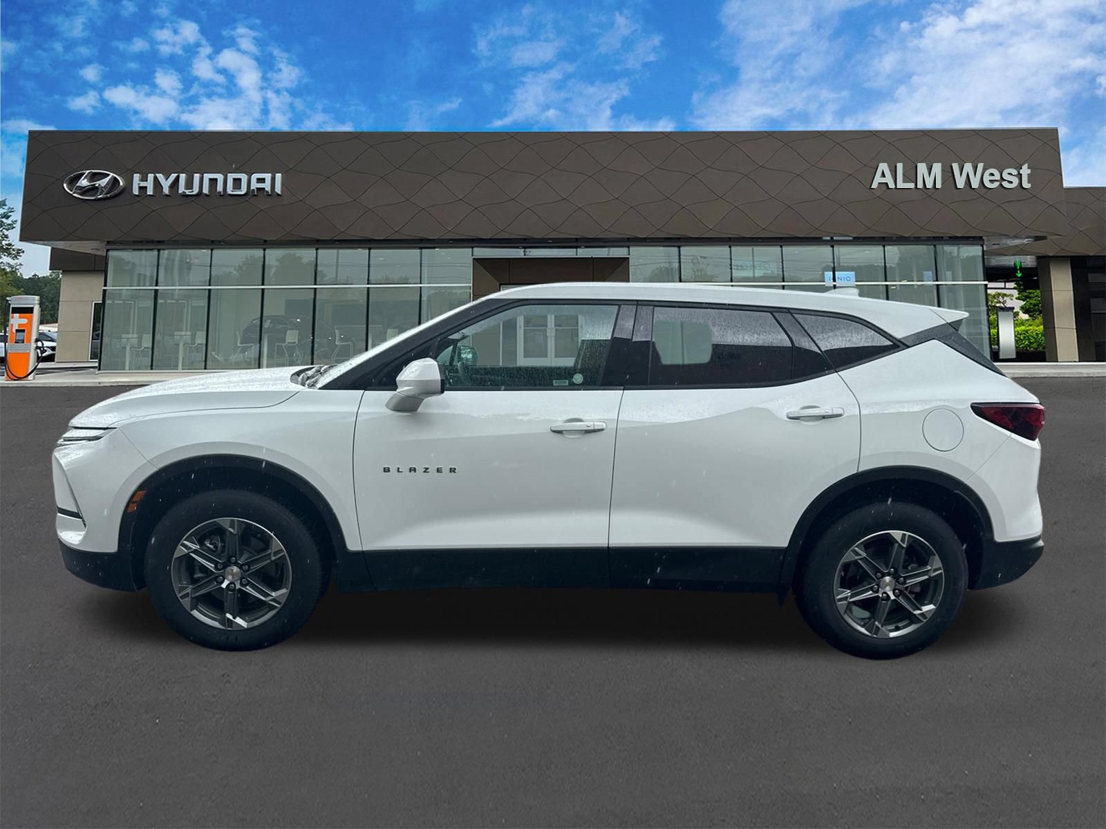 Used 2025 Chevrolet Blazer LT FWD image 8