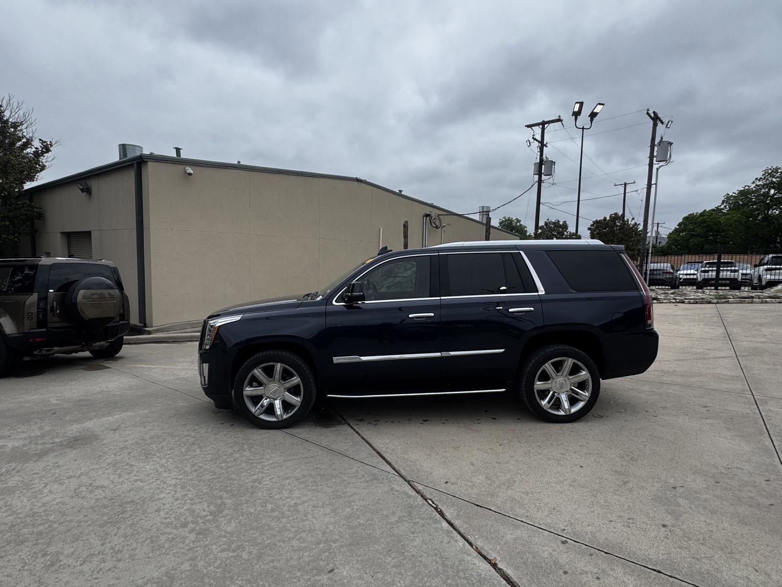Used 2019 Cadillac Escalade Luxury AWD/4WD image 1
