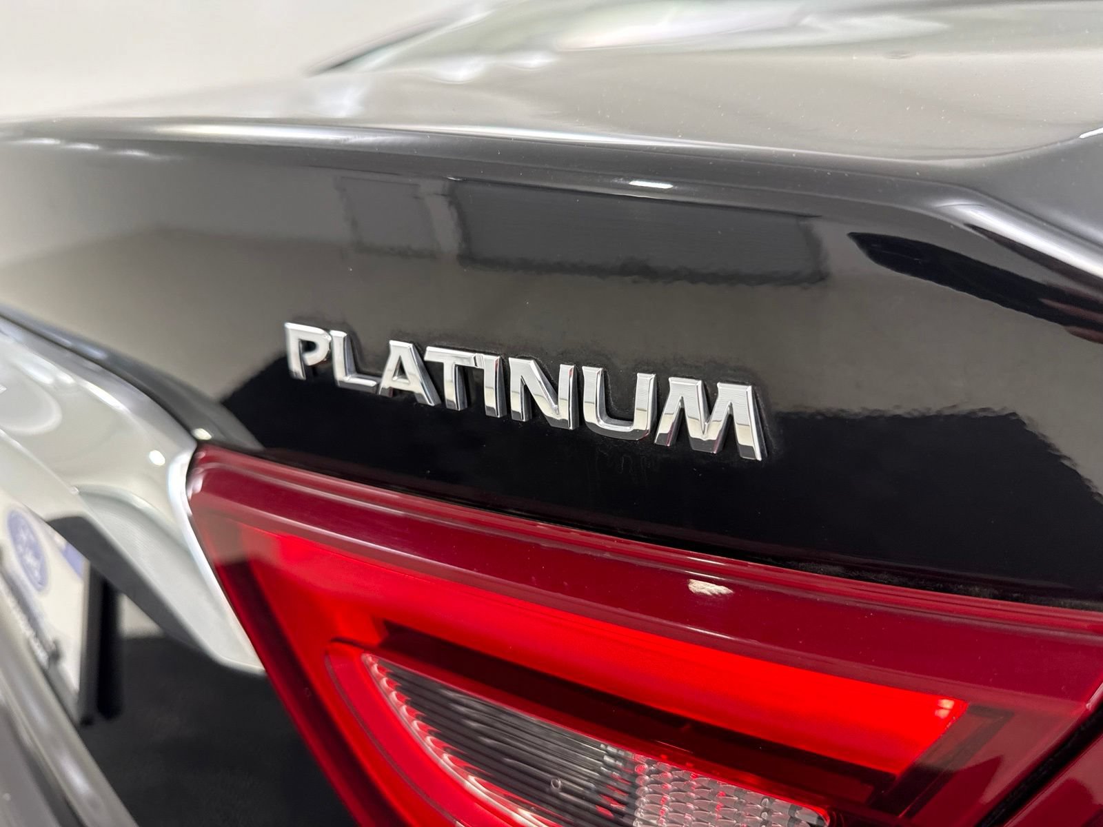 Used 2017 Nissan Maxima Platinum w/ Interior Lighting Package FWD image 10