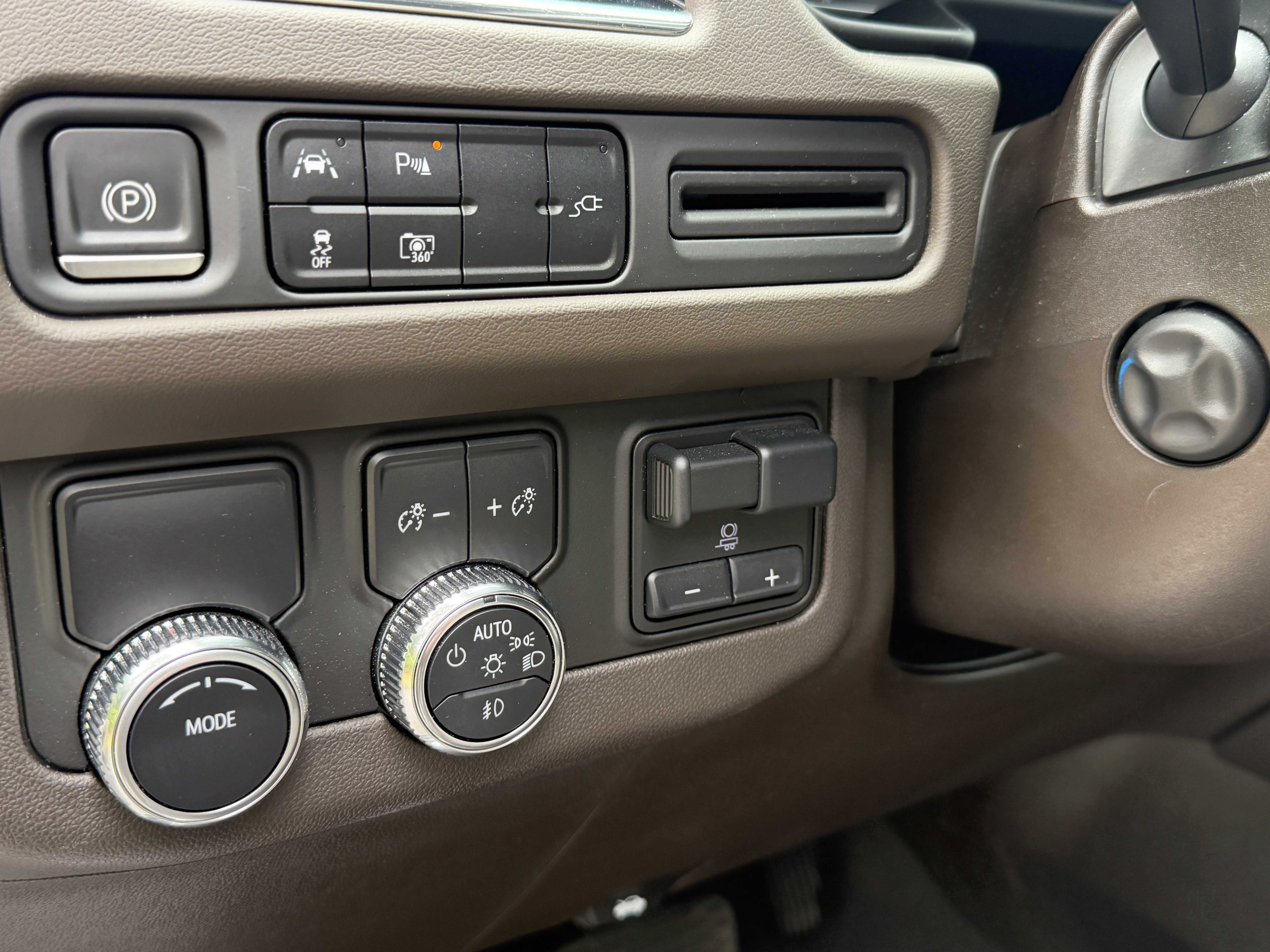 Used 2022 GMC Yukon SLT w/ SLT Luxury Package RWD image 4