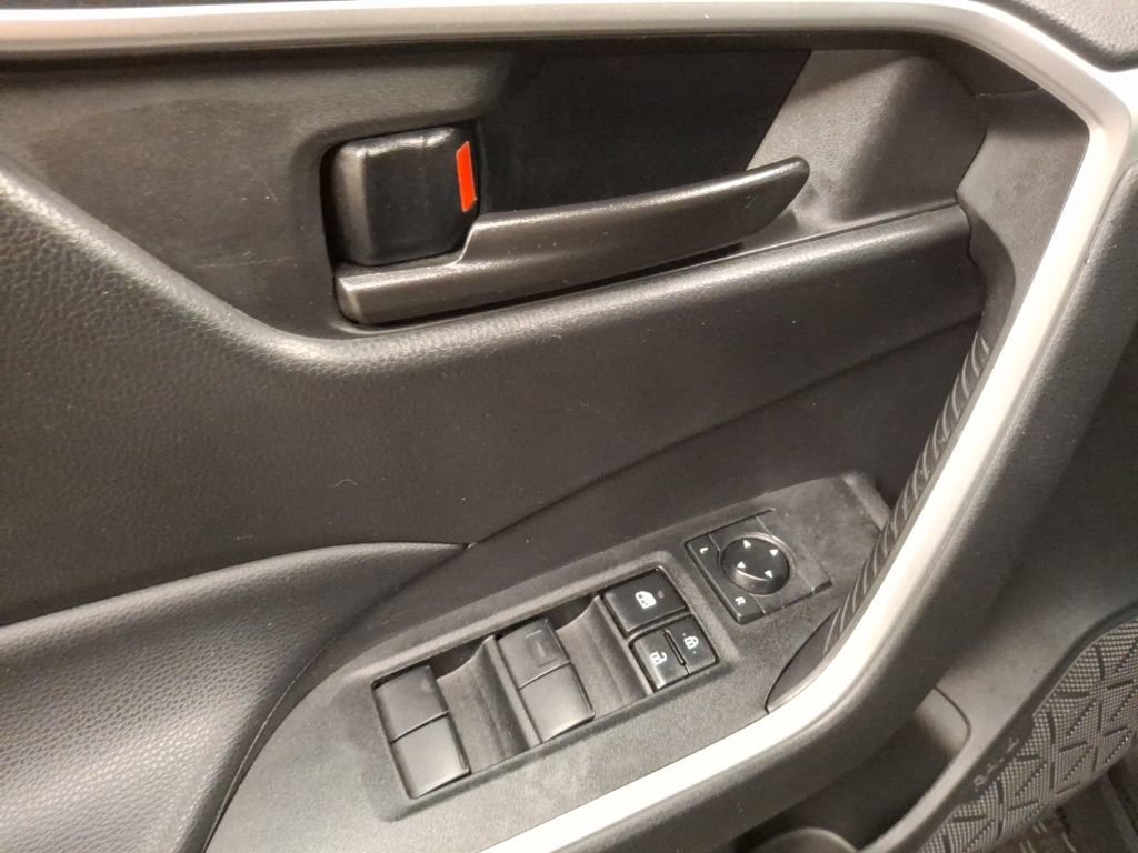 Used 2023 Toyota RAV4 LE AWD/4WD image 17
